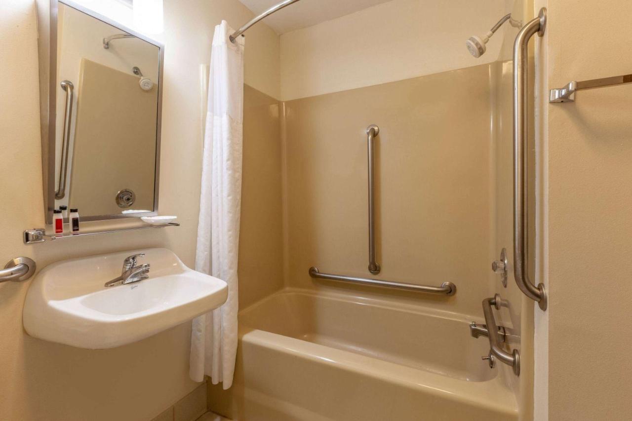 فندق Super 8 By Wyndham Berlin Wi المظهر الخارجي الصورة