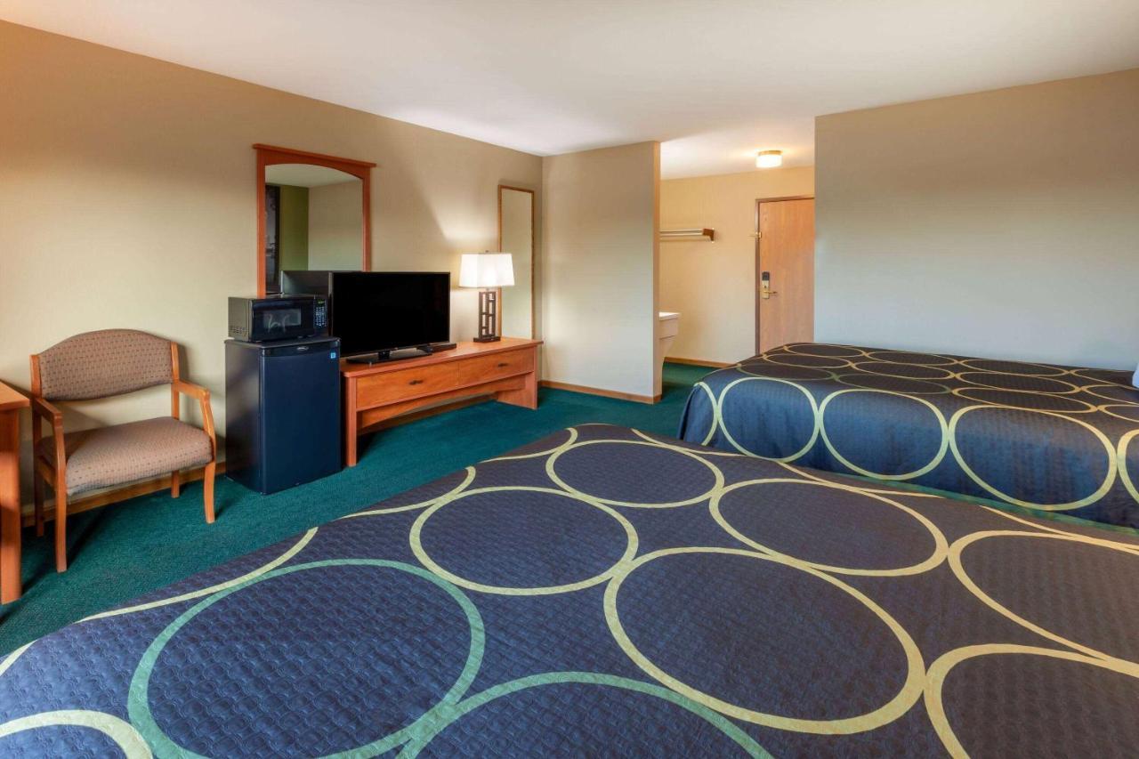 فندق Super 8 By Wyndham Berlin Wi المظهر الخارجي الصورة